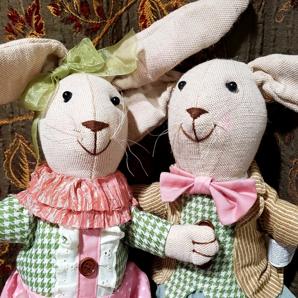 Set of English Country collectable bunnies. Cute for easter ! 🐣